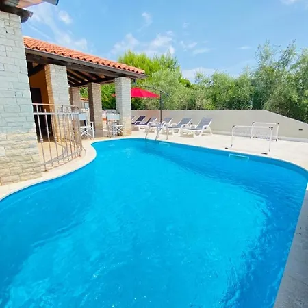 Mit Privatpool Fuer 6 Personen Ca 111 Qm In Medulin, Istrien Suedkueste Von Istrien * Medulin